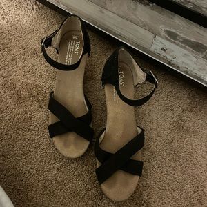 Toms black wedges